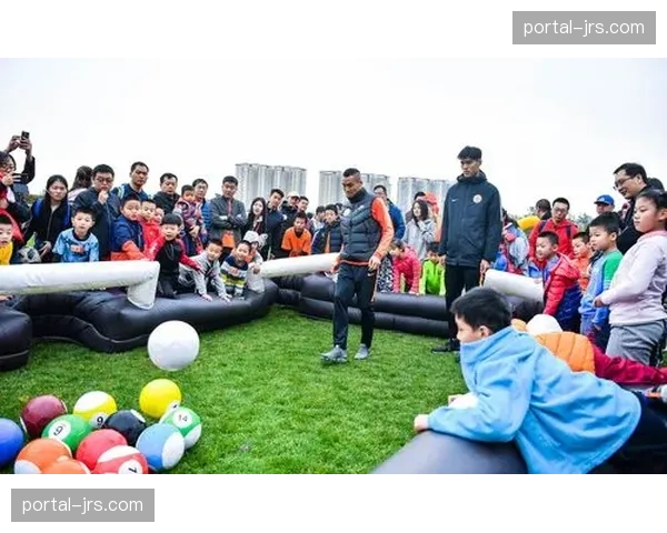 “足球走进社区”计划：谢菲联球员访问当地小学开展反欺凌讲座