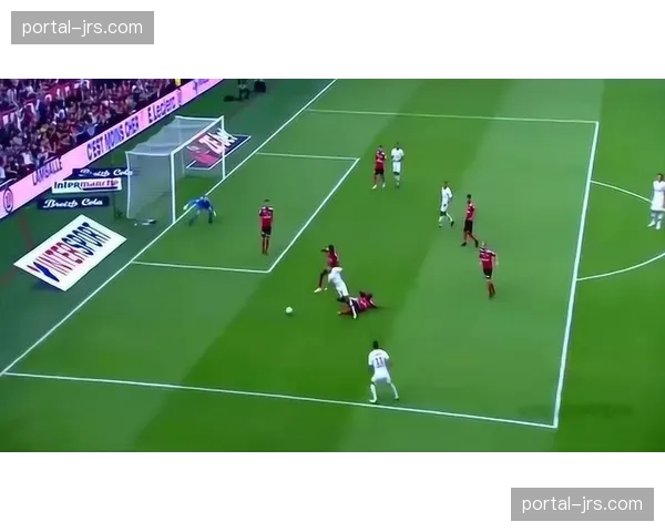 花絮：狂风席卷弗留利球场，乌迪内斯对阵维罗纳的比赛用球数次被吹离原位